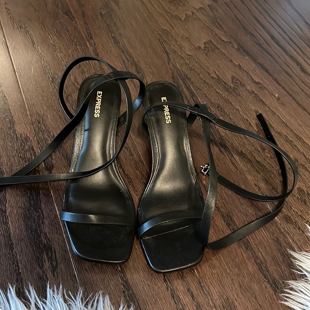 BLACK EXPRESS KITTEN HEELS